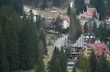 Zid de sprijin surpat pe drumul spre Poiana Braşov, după ploile abundente. Circulaţia se desfăşoară alternativ