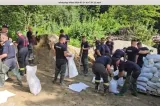Pompierii ridică bariere din saci cu nisip în Bușteni înainte de codul roșu de inundații. Autoritățile se pregătesc pentru noi viituri