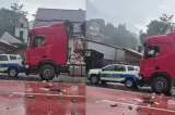 Șofer de camion, scos cu forța din cabină, la Bușteni. După ce a lovit mașina Poliției, a amenințat că se sinucide - VIDEO