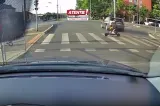 Copil pe trotinetă, la un pas să fie spulberat pe șosea