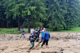 Alertă în județul Argeș! Aproximativ 50 de persoane și 15 mașini au rămas blocate în urma unei viituri puternice
