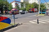 O mașină a ajuns cu roțile în sus după un accident pe un bulevard aglomerat din București. Traficul a fost dat peste cap