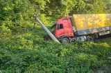 Accident grav pe DN 7, la Brezoi. Un TIR a rupt un stâlp de electricitate și a ajuns în afara carosabilului