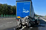 Un mort și un rănit grav pe A0, după ce mașina în care se aflau a fost prinsă între două TIR-uri