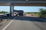 Trafic blocat spre București după ce un camion a lovit un picior de pod, pe A1: marfa s-a împrăștiat pe șosea