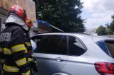 Accident în Roman: un șofer a pierdut controlul mașinii și a intrat într-un chioșc de pâine. Vânzătoarea a fost rănită