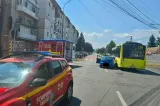 Accident în Sibiu: patru tineri din Brașov, răniți după ce o șoferiță de 18 ani a lovit un autobuz