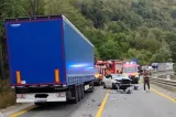 Trafic blocat pe DN 7, la ieșirea din Boița. Un bărbat a fost rănit după ce un TIR s-a ciocnit cu un autoturism
