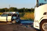 Accident grav pe DN 6: mașină spulberată de un tir. Un adolescent este în stare gravă