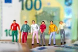 Plătiți cu 32.000 de euro ca să plece din țară: Decizia incredibilă luată de un stat și reacția cetățenilor