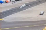 Moment incredibil pe aeroportul din Milano! O mașină a intrat direct într-un avion
