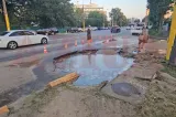 Crater pe o stradă din Mamaia după o avarie la rețeaua de apă VIDEO