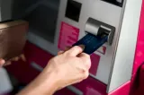 Rușii își scot banii din bănci de teamă că statul le-ar putea confisca economiile pentru război. Miliarde au dispărut din sistem