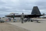 Avioanele militare americane au dat peste cap zborurile de pe aeroportul din Tel Aviv. Pasagerii au așteptat ore întregi