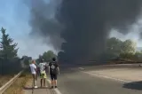 Avion al Forțelor Aeriene franceze, în flăcări după o aterizare de urgență pe șosea. Instructorul și elevul, răniți