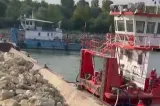 Operațiunea de pe Dunăre a început: primele barje, scufundate. Miruță a venit cu elicopterul