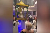 Românii au prins gustul petrecerilor extravagante. Bebeluș - adus pe tronul regal la petrecere