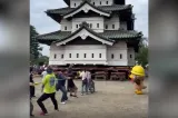 Un castel de 360 de tone a fost mutat cu frânghiile. Peste 2.000 de oameni au ajutat