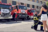 Cerere în căsătorie inedită la ISU Hunedoara. Un pompier și-a cerut iubita în fața autospecialelor de intervenție-VIDEO