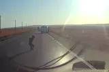 Un copil a căzut dintr-o dubă aflată în mers. Șoferul din spate a reușit să oprească la timp - VIDEO