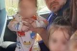 Cruzimea unor părinți a zguduit o întreagă comunitate. Trei bebeluși, abandonați singuri într-o casă