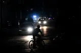 Țara rămasă în beznă după o avarie majoră a rețelei naționale