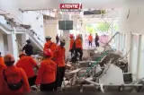 13.000 de oameni strămutați după cutremurul devastator. Salvatorii continuă căutările