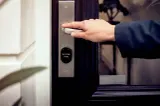 De ce unele uși scârțâie, iar altele rămân impecabile?