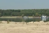 Operațiunea de pe brațul Bala intră în faza decisivă. Prima barjă ar putea fi scufundată la ora 15:00