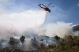Momentul în care două elicoptere se ciocnesc în timpul luptei cu flăcările din Grecia. Ce spune DSU despre echipa trimisă din România