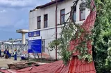 Vreme extremă în Bihor. O parte din acoperişul gării din Aleşd a fost smulsă de vijelie
