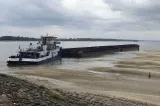 Criză pe Dunăre: încă o navă eșuată în Mehedinți. Un împingător s-a blocat într-un banc de nisip -VIDEO