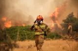 Flăcările amenință în continuare Atena. Grecia mobilizează zeci de aeronave pentru stingerea incendiului