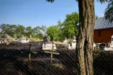 Incendiu într-un cimitir din Botoșani, provocat de o lumânare lăsată nesupravegheată. Crucile și coroanele au fost cuprinse de flăcări