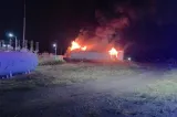 Incendiul de la hala de baterii din Buzău a fost lichidat. Motivul pentru care pompierii au rămas în zonă