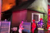 Incendiu de proporții într-o localitate din Bistrița. O casă a ars complet, iar flăcările s-au extins la alte două locuințe VIDEO