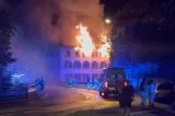 Incendiu devastator într-un restaurant cu locuințe din Elveția. Cinci oameni sunt dispăruți, opt au fost răniți, iar clădirea a ars complet