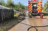 Incendiu de proporții într-o gospodărie din Prahova. Flăcările amenință să se extindă la o a doua locuință