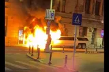 Imagini șocante în centrul Bucureștiului! O limuzină de lux a fost cuprinsă de flăcări pe Calea Victoriei VIDEO