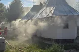Incendiu la o mănăstire din Suceava. Flăcările au cuprins Paraclisul, iar pompierii se luptă să împiedice extinderea focului