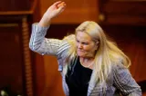 Premierul din Kosovo, atacat cu ouă de o parlamentară din opoziție