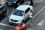 Fetiță filmată la volanul unei mașinuțe electrice, pe Calea Victoriei. Tatăl o ghida printre autoturisme