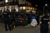 Turiștii au avut parte de un șoc în Clișura Dunării. Două mașini au fost vandalizate în parcarea unei pensiuni