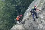 Muncitorii care pun plase pe versanți, înjurați de șoferii nervoși