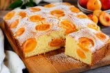 Pandișpan cu caise, desertul verii care cucerește pe toată lumea. Secretul unui blat perfect pufos
