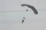 Doi parașutiști militari au ajuns la spital după ce vântul i-a deviat în timpul unui exercițiu VIDEO