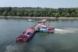 A început scufundarea controlată a primei barje în Dunăre. Apele Române: Operațiunea durează 3-4 ore-VIDEO