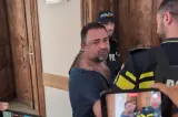 Procurorul acuzat că a tras cu pistolul în timp ce era imobilizat de polițiști, pus în libertate de instanță. Cum se apără omul legii