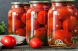 Cum păstrezi roșiile întregi pentru iarnă fără să faci bulion. Trucul italienilor, rapid și eficient