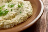 Ingredientul pe care gospodinele au început să-l pună în salata de vinete. Înlocuiește maioneza și o face incredibil de pufoasă